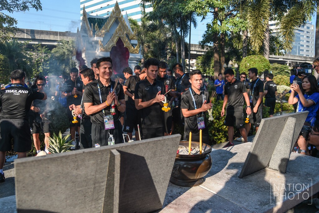 "ทัพช้างศึก" ไหว้ศาลเอาฤกษ์เอาชัย "ทัพช้างศึก" ไหว้ศาลเอาฤกษ์เอาชัย