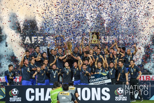 ภาพชุดสุดประทับใจ : ทีมชาติไทยรับถ้วยแชมป์ ซูซูกิคัพ