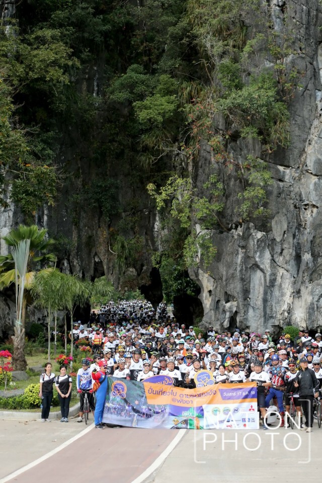 นักปั่น ปั่นผ่านถ้ำรถลอด "ปั่นเที่ยวไป ตามรอยเสด็จ @ พังงา"