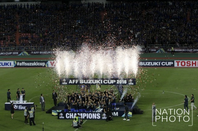 ภาพชุดสุดประทับใจ : ทีมชาติไทยรับถ้วยแชมป์ ซูซูกิคัพ