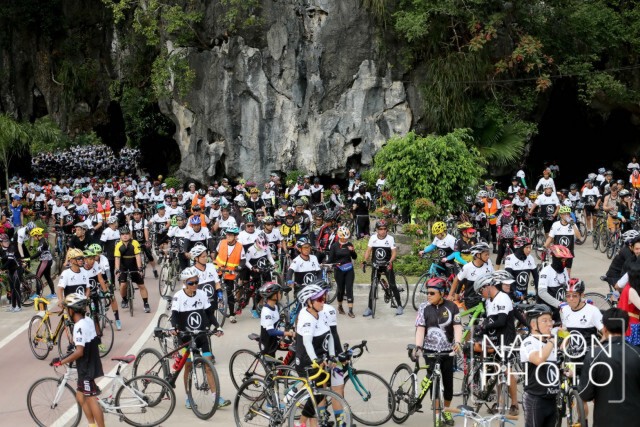 นักปั่น ปั่นผ่านถ้ำรถลอด "ปั่นเที่ยวไป ตามรอยเสด็จ @ พังงา"