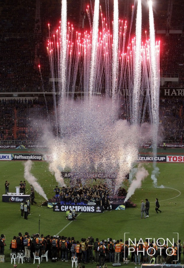 ภาพชุดสุดประทับใจ : ทีมชาติไทยรับถ้วยแชมป์ ซูซูกิคัพ