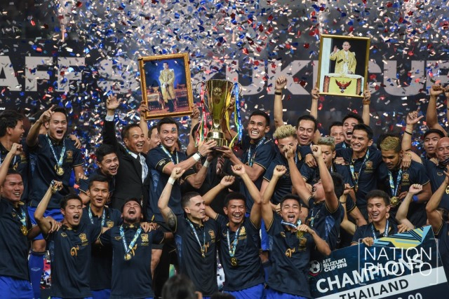 ภาพชุดสุดประทับใจ : ทีมชาติไทยรับถ้วยแชมป์ ซูซูกิคัพ