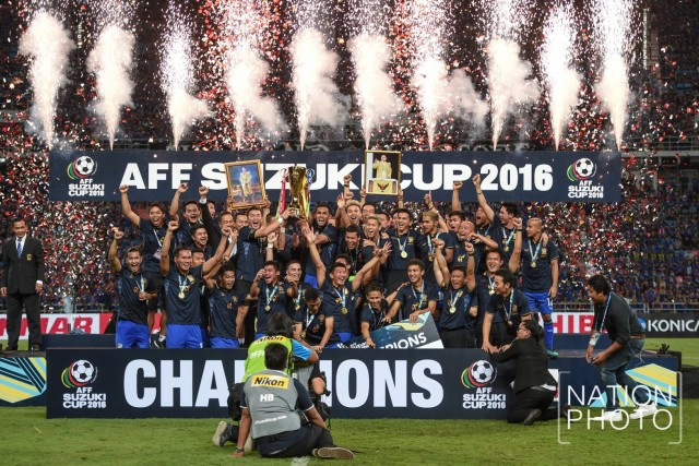 ภาพชุดสุดประทับใจ : ทีมชาติไทยรับถ้วยแชมป์ ซูซูกิคัพ