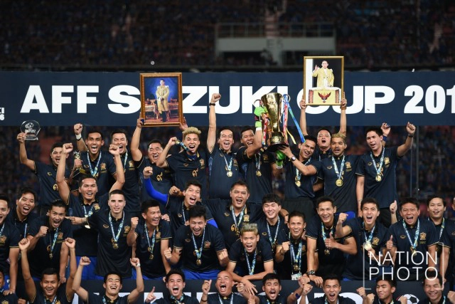 ภาพชุดสุดประทับใจ : ทีมชาติไทยรับถ้วยแชมป์ ซูซูกิคัพ
