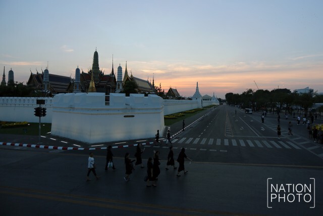 ทัศนียภาพความงดงามยามเย็นของพระบรมมหาราชวัง