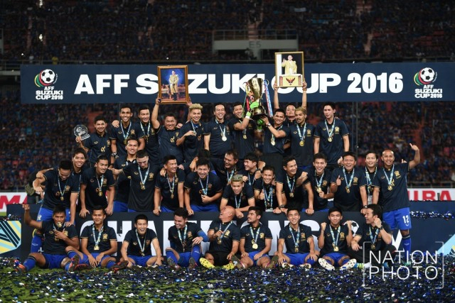 ภาพชุดสุดประทับใจ : ทีมชาติไทยรับถ้วยแชมป์ ซูซูกิคัพ