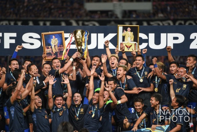ภาพชุดสุดประทับใจ : ทีมชาติไทยรับถ้วยแชมป์ ซูซูกิคัพ