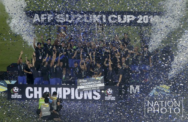 ภาพชุดสุดประทับใจ : ทีมชาติไทยรับถ้วยแชมป์ ซูซูกิคัพ