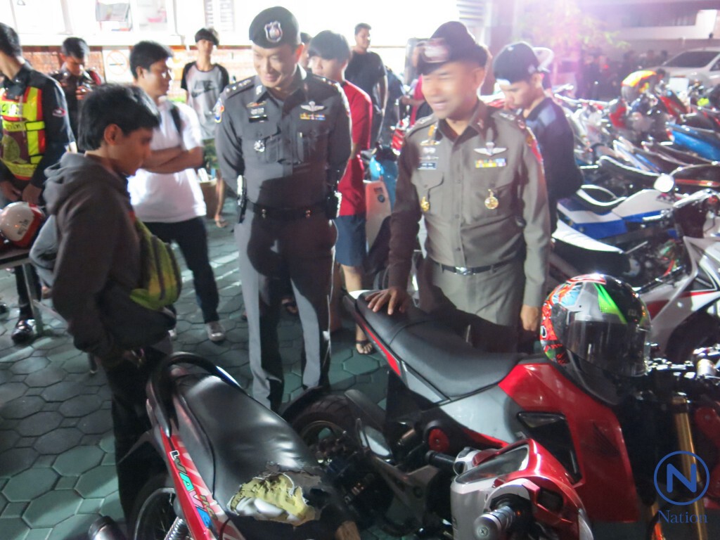 ตำรวจสกัดจับเด็กแว้นได้กว่า 200 คน ตำรวจสกัดจับเด็กแว้นได้กว่า 200 คน