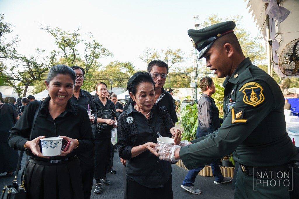 สมเด็จพระเจ้าอยู่หัวมหาวชิราลงกรณ โปรดเกล้าฯ พระราชทานเกี้ยมอี๋ลูกชิ้นปลาและน้ำดื่มแก่ประชาชน สมเด็จพระเจ้าอยู่หัวมหาวชิราลงกรณ โปรดเกล้าฯ พระราชทานเกี้ยมอี๋ลูกชิ้นปลาและน้ำดื่มแก่ประชาชน