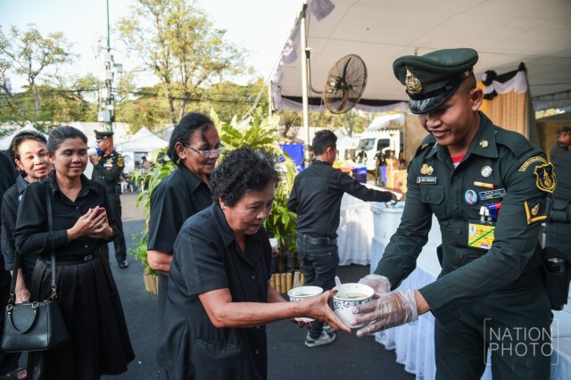 สมเด็จพระเจ้าอยู่หัวมหาวชิราลงกรณ โปรดเกล้าฯ พระราชทานเกี้ยมอี๋ลูกชิ้นปลาและน้ำดื่มแก่ประชาชน