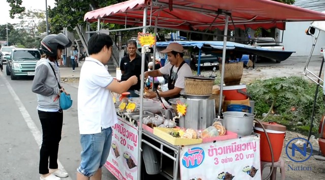 พ่อค้าขายข้าวเหนียวหมูถูกมือดีใช้แบงค์ 500 ปลอมมาซื้อของ