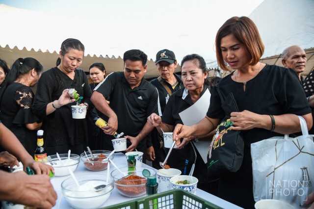 สมเด็จพระเจ้าอยู่หัวมหาวชิราลงกรณ โปรดเกล้าฯ พระราชทานเกี้ยมอี๋ลูกชิ้นปลาและน้ำดื่มแก่ประชาชน