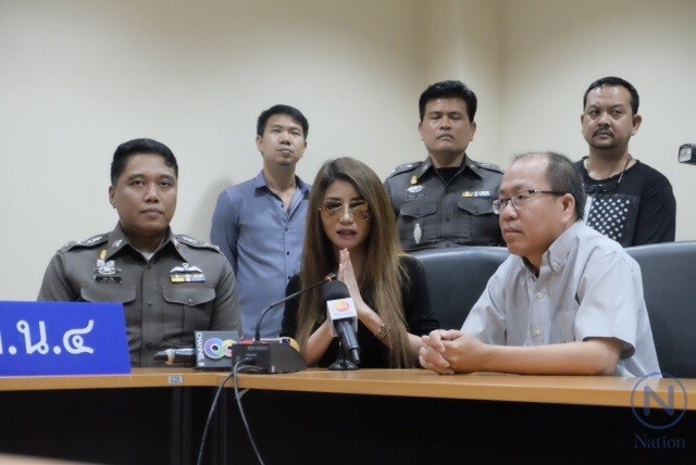 รวบแล้ว! หนุ่มรุ่นพี่ทำร้ายสาวพริตตี้หวังข่มขืน
เจ้าตัวโมโหกำมือตบหน้าระหว่างชี้ตัว