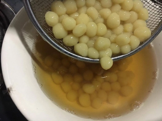 ครัวน้าคม : บัวลอยทุเรียนกวนมะพร้าวอ่อนไข่หวาน