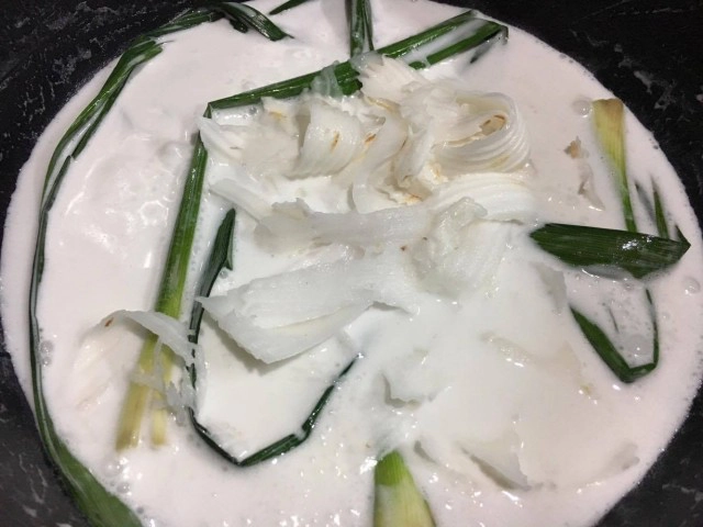 ครัวน้าคม : บัวลอยทุเรียนกวนมะพร้าวอ่อนไข่หวาน