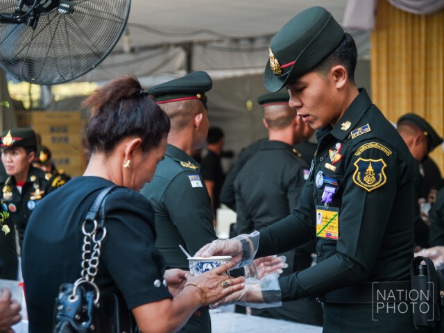 สมเด็จพระเจ้าอยู่หัวมหาวชิราลงกรณ โปรดเกล้าฯ พระราชทานเกี้ยมอี๋ลูกชิ้นปลาและน้ำดื่มแก่ประชาชน