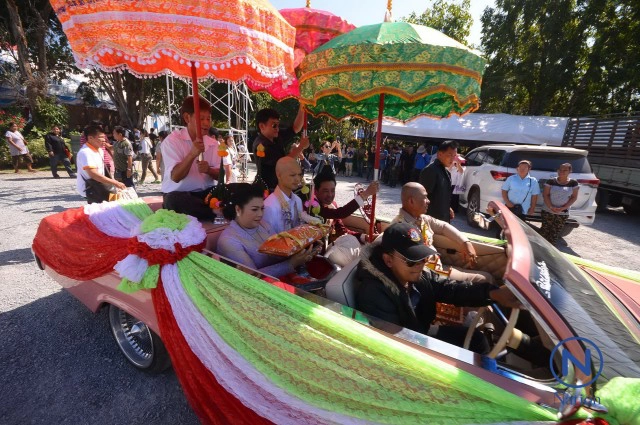 แม่ยกแห่ปลงผม
"ศรราม น้ำเพชร"ลิเกดังแน่นวัด