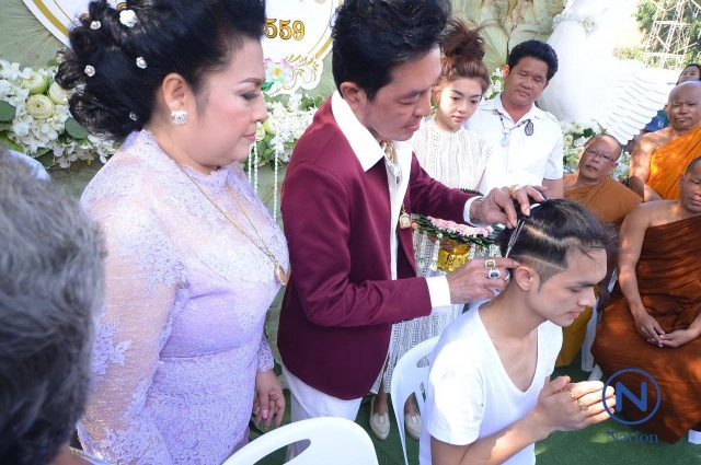 แม่ยกแห่ปลงผม
"ศรราม น้ำเพชร"ลิเกดังแน่นวัด