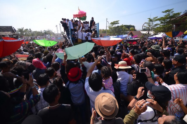 แฟนคลับนับหมื่น
แห่ร่วมงานบวช"ศรราม น้ำเพชร"ล้นวัด
แม่ยกทำเข็มขัดทองหนัก 10 บาทให้