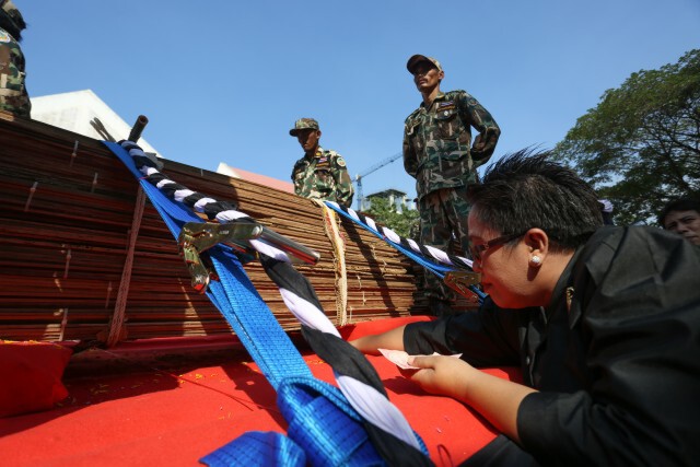 ปชช.ร่วมพิธีรับมอบไม้จันทน์หอม อุทยานแห่งชาติกุยบุรี นำไปจัดสร้างพระโกศ