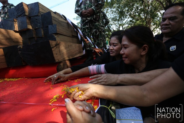 ปชช.ร่วมพิธีรับมอบไม้จันทน์หอม อุทยานแห่งชาติกุยบุรี นำไปจัดสร้างพระโกศ