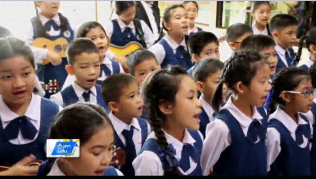 นร.ร้องเพลงอวยพรวันปีใหม่ให้ผู้ว่าฯ นร.ร้องเพลงอวยพรวันปีใหม่ให้ผู้ว่าฯ