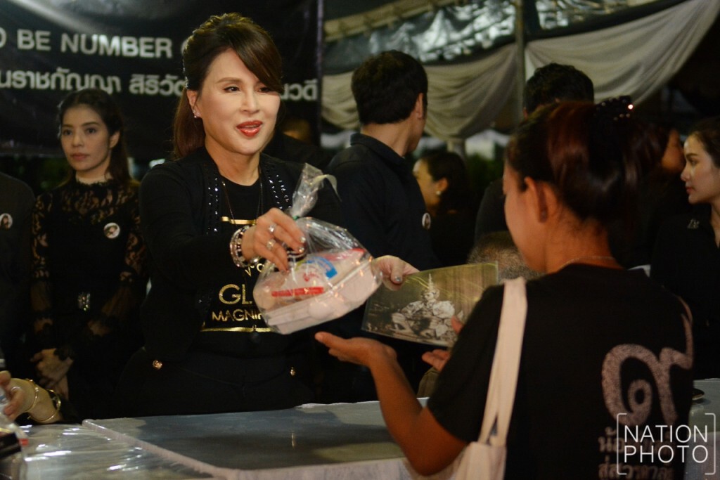 ทูลกระหม่อมหญิงอุบลรัตนฯ เสด็จทรงประทานพระบรมฉายาลักษณ์ -อาหารให้กับพสกนิกร ทูลกระหม่อมหญิงอุบลรัตนฯ เสด็จทรงประทานพระบรมฉายาลักษณ์ -อาหารให้กับพสกนิกร
