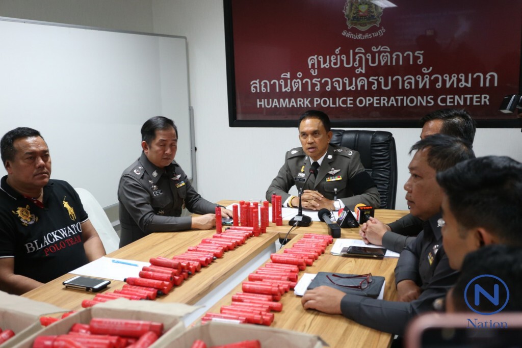 "ศานิตย์"แถลงจับ แหล่งขายพลุแฟลร์ ที่กลุ่ม "อัลตร้า ไทยแลนด์"นำมาจุด ยึดได้ร่วม 2พันอัน "ศานิตย์"แถลงจับ แหล่งขายพลุแฟลร์ ที่กลุ่ม "อัลตร้า ไทยแลนด์"นำมาจุด ยึดได้ร่วม 2พันอัน