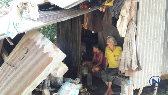 วอนช่วยสองตายายยากจนอยู่กระต๊อบผุพัง อาศัยเบี้ยยังชีพผู้สูงอายุใช้จ่าย