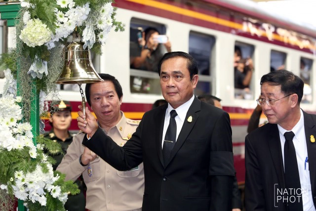 นายกฯ ทดลองนั่งรถไฟชั้น 3