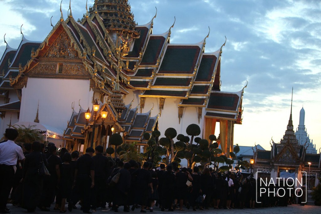 พสกนิกรเดินทางเข้าสักการะพระบรมศพ (22 ธ.ค.59) พสกนิกรเดินทางเข้าสักการะพระบรมศพ (22 ธ.ค.59)