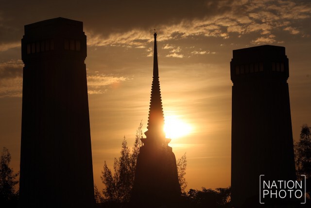 ดวงอาทิตย์กำลังจะลับขอบฟ้า ณ สะพานพระพุทธยอดฟ้า