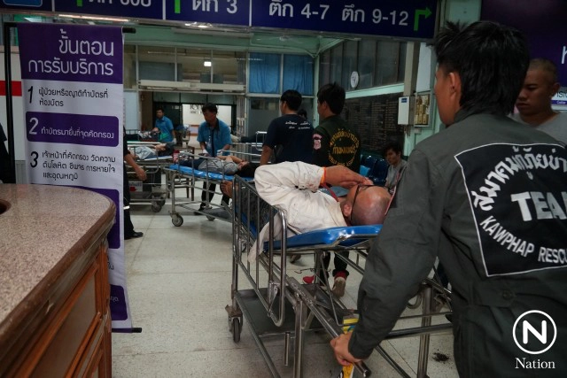 รถบัสนักศึกษาลาดกระบังพลิกคว่ำ เจ็บ 44 คนขับหลับใน