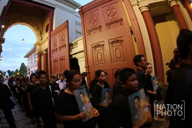 พสกนิกรเดินทางเข้าสักการะพระบรมศพ (22 ธ.ค.59)