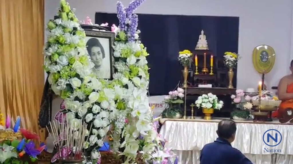 บรรยากาศสวดคืนแรก
"แม่มารศรี" สุดเศร้า บรรยากาศสวดคืนแรก
"แม่มารศรี" สุดเศร้า