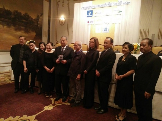 กวีนิพนธ์ "นครคนนอก" ของ "พลัง เพียงพิรุฬห์" คว้ากวีซีไรต์ ประจำปี 2559