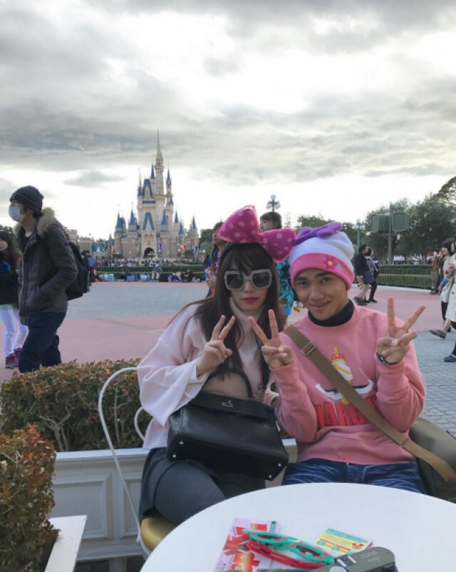 คู่รักสุดหวาน "เจ ชนาธิป-เมย์ พิชญ์นาฏ"  ควงแขนสุดสวีทรับลมหนาวที่ญี่ปุ่น