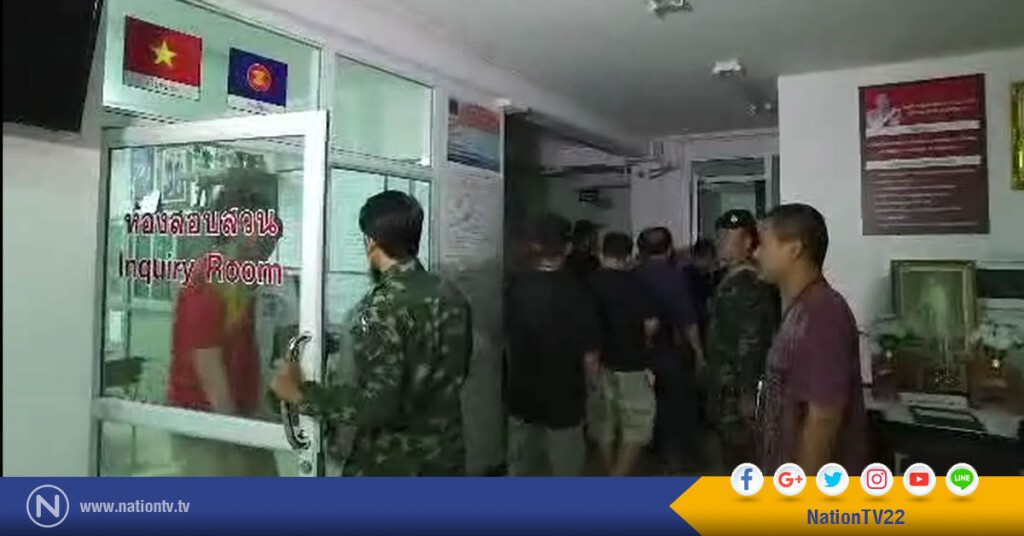 นักพนันเล่นไฮโลในบ้านร้างส่งเสียงดัง
ตร.-ทหารบุกรวบได้นักพนัน 11 คน นักพนันเล่นไฮโลในบ้านร้างส่งเสียงดัง
ตร.-ทหารบุกรวบได้นักพนัน 11 คน