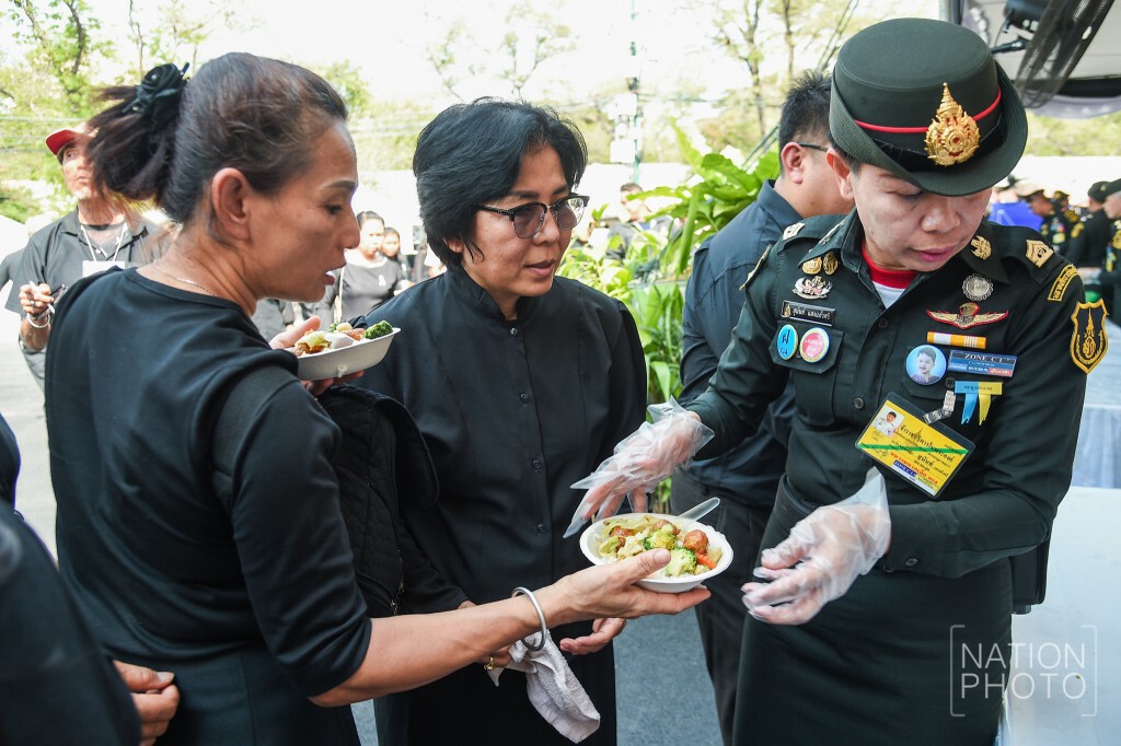 สมเด็จพระเจ้าอยู่หัวมหาวชิราลงกรณ โปรดเกล้าฯ พระราชทานอาหารและน้ำดื่มแก่ประชาชน สมเด็จพระเจ้าอยู่หัวมหาวชิราลงกรณ โปรดเกล้าฯ พระราชทานอาหารและน้ำดื่มแก่ประชาชน