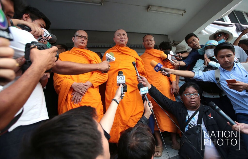 ปล่อยตัวรักษาการแทนเจ้าอาวาสวัดพระธรรมกาย หลังรับทราบข้อกล่าวหาแล้ว 19 คดี