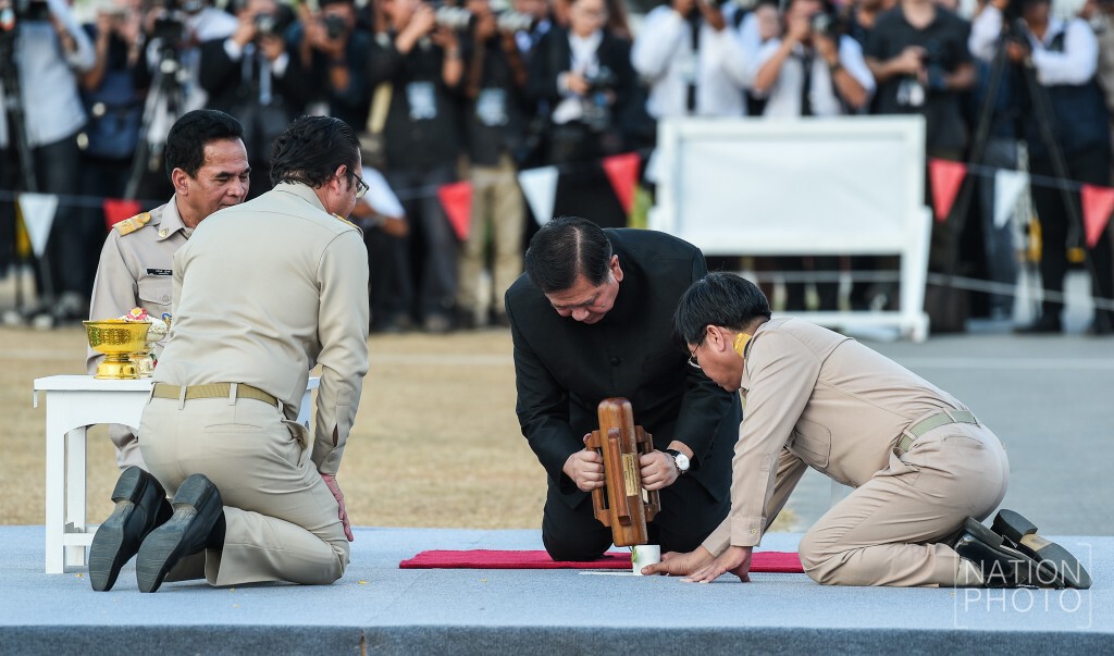 "ธนะศักดิ์" เป็นประธานพิธีปักหมุดสร้างพระเมรุมาศ เผยเสร็จสิ้นใน ก.ย. 60 "ธนะศักดิ์" เป็นประธานพิธีปักหมุดสร้างพระเมรุมาศ เผยเสร็จสิ้นใน ก.ย. 60