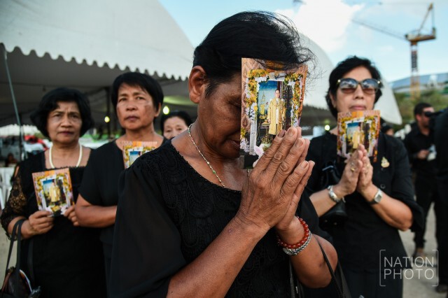 พสกนิกรเข้ากราบหมุด หลังเสร็จสิ้นพิธีปักหมุดการก่อสร้างพระเมรุมาศฯ
