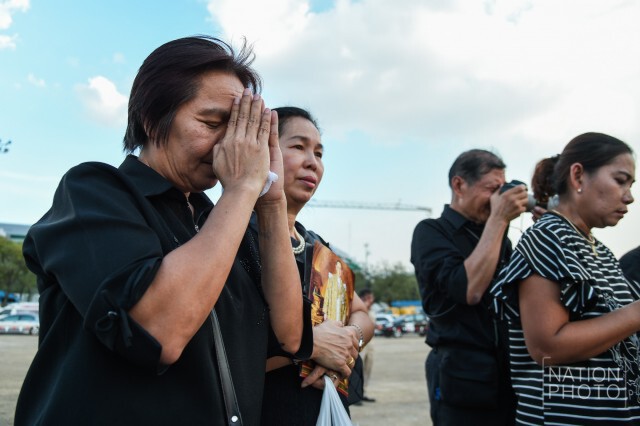พสกนิกรเข้ากราบหมุด หลังเสร็จสิ้นพิธีปักหมุดการก่อสร้างพระเมรุมาศฯ