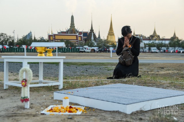 พสกนิกรเข้ากราบหมุด หลังเสร็จสิ้นพิธีปักหมุดการก่อสร้างพระเมรุมาศฯ