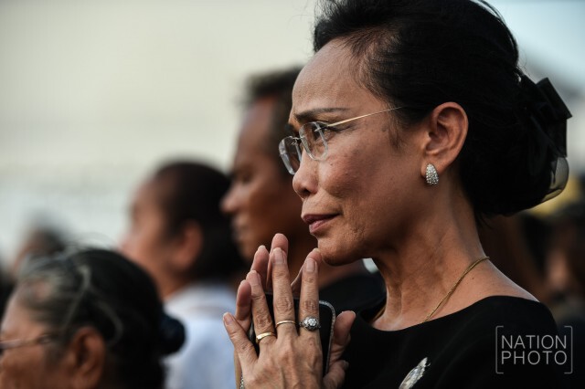 พสกนิกรเข้ากราบหมุด หลังเสร็จสิ้นพิธีปักหมุดการก่อสร้างพระเมรุมาศฯ