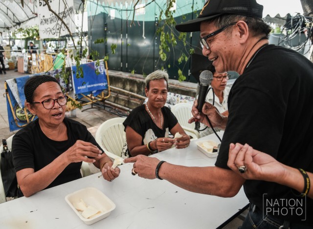 "ศูนย์น้ำใจไมตรี" เปิดสอนทำดอกไม้จันทน์ให้ปชช.ไปสักการะพระบรมศพฯ