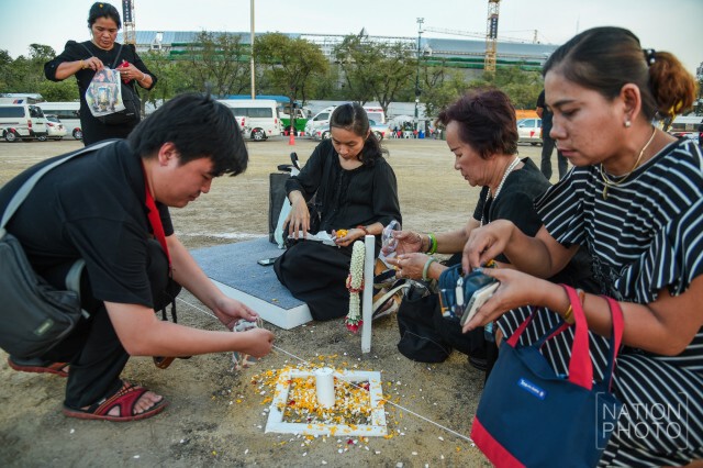 พสกนิกรเข้ากราบหมุด หลังเสร็จสิ้นพิธีปักหมุดการก่อสร้างพระเมรุมาศฯ