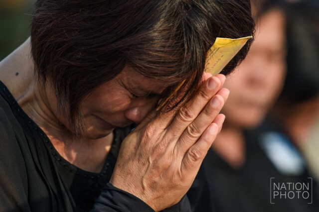 พสกนิกรเข้ากราบหมุด หลังเสร็จสิ้นพิธีปักหมุดการก่อสร้างพระเมรุมาศฯ